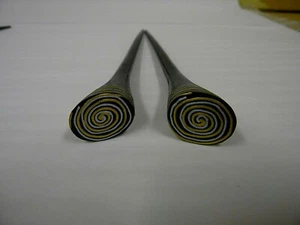ACH10017 BASTONCINI PER CAPELLI BALINESI IN LEGNO DIPINTI A MANO ORNAMENTO 2 PZ - Foto 1 di 3