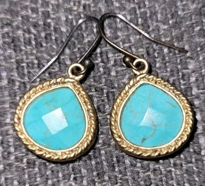🩵 Par de Pendientes Gancho de Pez Piedra Turquesa con Marco de Cuerda Dorada Nunca Usados Foto 1 de 4