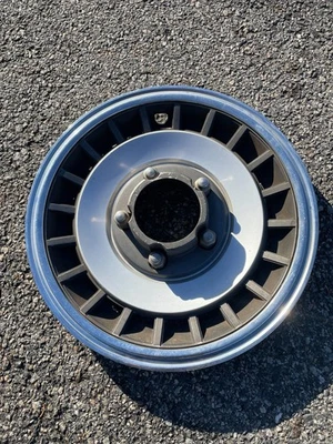 One factory 1976 to 1990 Ford Bronco F150 15 inch 4x4 hubcap wheel cover - Imagem 1 de 4