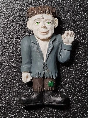 Broche prendedor ondulador Frankenstein amigable con Halloween primitivo 2" x 1 1/4" Foto 1 de 4