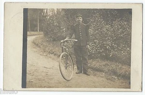 DA741 Vintage Foto Postkarte RPPC Militär mit Fahrrad Fahrrad - Bild 1 von 1