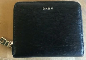 NEU OHNE ETIKETT DKNY SCHWARZ LEDER Reißverschluss GELDBÖRSE UVP $ 98 unser PREIS $ 69 30 % RABATT - Bild 1 von 3