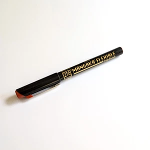 Kuretake ZIG CARTOONIST MANGAKA FLEXIBLE Drawing Pen — MEDIUM Nib (SEPIA Ink) - Picture 1 of 5