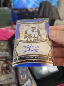 2024 Panini Select - Signatures Jonathan Vilma #SP-JVA Blue Prizm /149 (429) - Bild 1 von 2