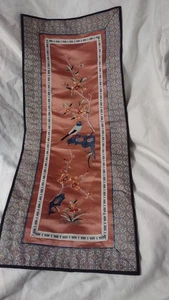 Pannello orientale ricamato in seta da appendere a parete vintage. Uccellini e fiori asiatici cinesi - Foto 1 di 3