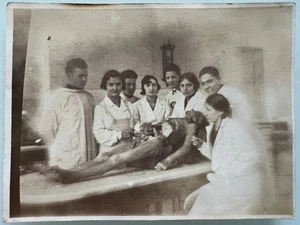 1800s Cadaver Surgical Autopsy Medical Students Dead Post Mortem Vintage Photo - Imagen 1 de 3