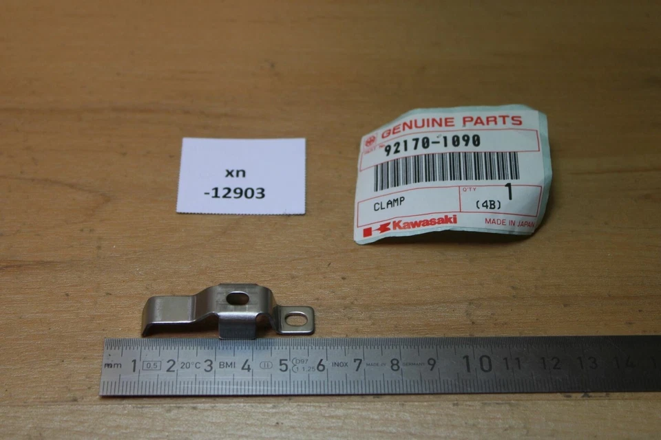 Abrazadera tapa depósito delantero Kawasaki 92170-1090 1998 ZX-9R Ninja Foto 1 de 4