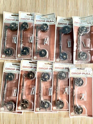 10 - Manijas de tirador de puerta de cajón de gabinete abatible de latón Penncraft 4,5” CS 847-2486 NUEVO Foto 1 de 4