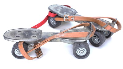 Ancienne rare paire de Patins à Roulettes 3 Roues superbe état début