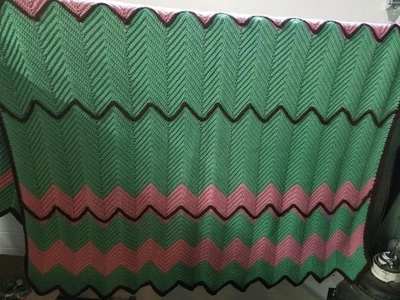 Manta afgana de ganchillo - Hecha a mano - Abuela - 55"x68" verde/rosa - chevron Foto 1 de 4
