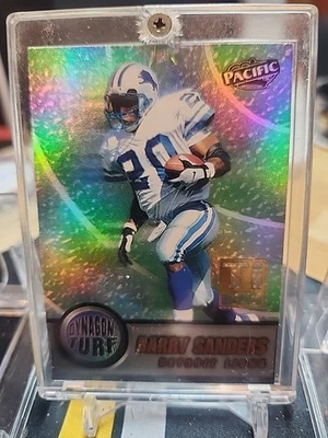 1998 PACIFIC DYNAGON TURF BARRY SANDERS TITANIUM TURF 22/99 HARD FIND ANYWHERE - Image 1 of 4
