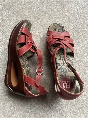 Sandalias FLY LONDON 38 Hew de cuero rojo con tiras plataforma cuña punta abierta 7,5-8 Foto 1 de 4