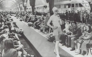 1971 Wire Photo model wears hot pants at fashion show Milan Italy Train Station - Picture 1 of 2