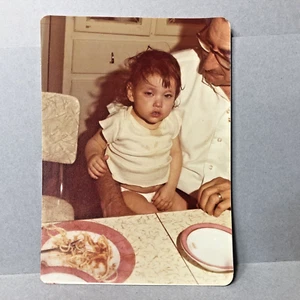Foto encontrada de colección papá sosteniendo hija hecha de comer ahora dormida italiana 1975 - Imagen 1 de 2