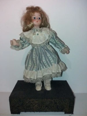 ANCIENNE POUPÉE AUTOMATE MUSICALE SOCLE PORCELAINE BOIS TISSU BLEU OLD DOLL - Photo 1/4