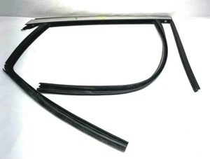 2010-2016 BUICK LACROSSE RIGHT FRONT WINDOW WEATHERSTRIP OEM - Bild 1 von 4