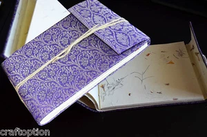 Diario de portada de brocado con papel hecho a mano incrustado de flores de la India - Imagen 1 de 6