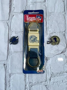 3 Lot Vintage Detroit Löwen 2 Bar Helm Vintage 97, Detroit Löwe Pin und Schlüsselanhänger - Bild 1 von 3