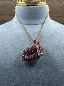 Collar Betsey Johnson labio rosa con lápiz labial con caja de regalo y bolsa de organza. GA - Imagen 1 de 8