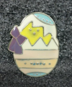 Broche prendedor de primavera huevo pastel de Pascua pollito bebé saliendo del huevo - Imagen 1 de 7
