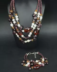 SCHMUCKJAGD 2-TLG.SET: DREIREIHIGE KETTE & ARMBAND MIT GRANAT & SWZP & KRISTALLE - Bild 1 von 4