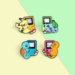 Console Gameboy Pokemon Spilla Smalto Distintivi Pikachu, Quirtle, Bulbasaur, Charmander - Foto 1 di 8
