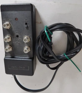 Amplificador de señal Radio Shack 15-1107 75 OHM UHF/VHF/FM 14db ganancia VHF/FM 120Vac - Imagen 1 de 3