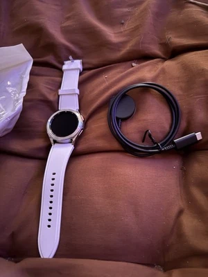 Samsung Galaxy Watch 4 Classic 42mm GPS prata com pulseira branca - Imagem 1 de 3