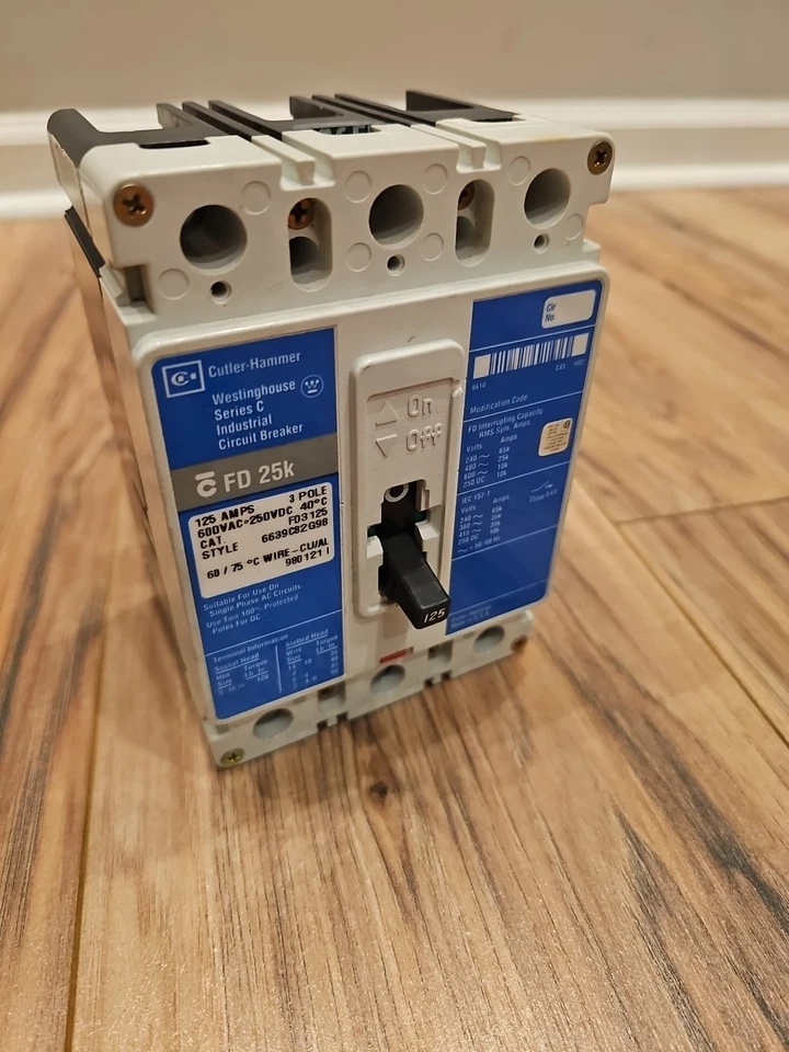 INTERRUPTOR DE CIRCUITO CUTLER-HAMMER HFD3125 125AMP 600VOLT 3 POLOS AZUL NOB Foto 1 de 1