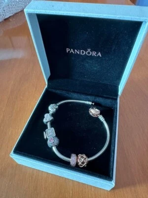 Bracciale con chiusa a cuore Pandora, 6 charms - Immagine 1 di 3