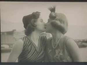2##Photo negative film - Kissing women - Lesbian couple - Love - Kiss - Picture 1 of 4