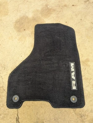 Tapete de assoalho lateral para passageiros Ram 2500 2019 - Imagem 1 de 4