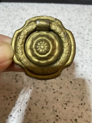 Antiguo Juego de Repuesto de Muebles Tiradores Cajón Cajón Anillo Floral Latón 8 Foto 1 de 4