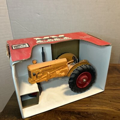 Spec Cast 1/16 Minneapolis Moline U Narrow Front Tractor SCT170 Speccast - Image 1 of 4