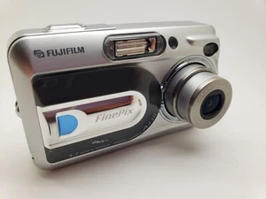 Super Condition Retro Silver Fujifilm FinePix A330 Digital Camera 3.2MP 3UKPOST - Picture 1 of 16