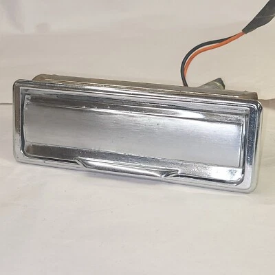 1968 - 1969 年别克里维埃拉后窗点烟器边框灰缸无打火机 — 第 1/4 张图片