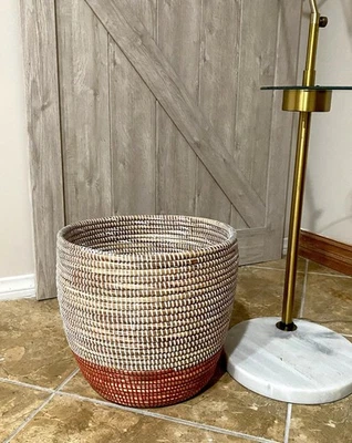 Cesta senegalesa roja hecha a mano - Cubo de almacenamiento africano tejido y decoración del hogar Foto 1 de 4