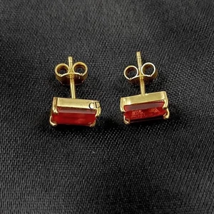 Elegante orecchino 7 mm quadrato simulato granato push back borchia da donna argento 925 - Foto 1 di 6