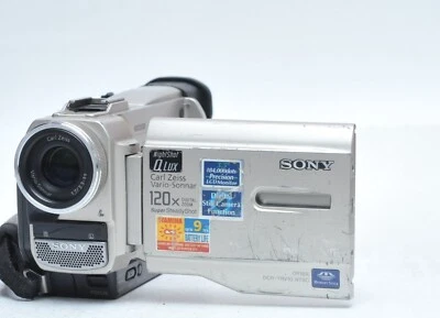 Sony DCR-TRV10 MiniDV Handycam Camcorder - Image 1 of 4