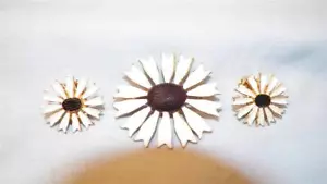 Vintage Daisy Flower Pin & Earrings White Black Enamel Goldtone Metal Clip Back - Picture 1 of 4