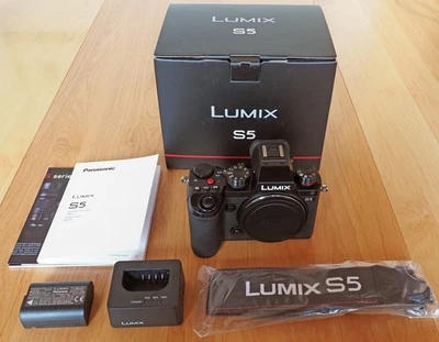 Panasonic Lumix DC-S5 24,2MP Spiegellose Vollformatkamera Schwarz (Nur Gehäuse) - Bild 1 von 4