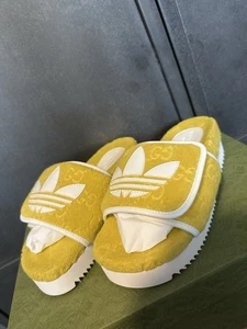 Sandalias deslizantes Gucci Adidas para mujer amarillas GG con monograma talla 7 UK/EU40 - Imagen 1 de 13