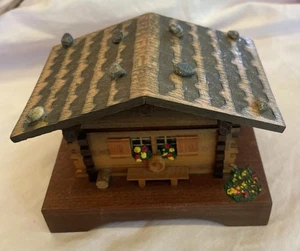 Vintage Mapsa Wood Swiss Chalet Cottage House Cabin Plays Edelweiss Music Box - Afbeelding 1 van 6