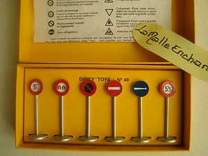 DINKY TOYS Edition ATLAS BOITE DE 6 PANNEAUX DE SIGNALISATION DE VILLE REF  40 - Imagen 1 de 1