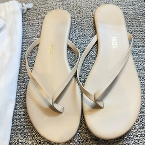 TKEES Foundations Beige Leather Flip Flop Sandals Womens Sz 8  NEW - Picture 1 of 7
