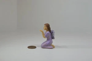 Vestido de hada en miniatura sentado en un púrpura DDL1222 - Imagen 1 de 9