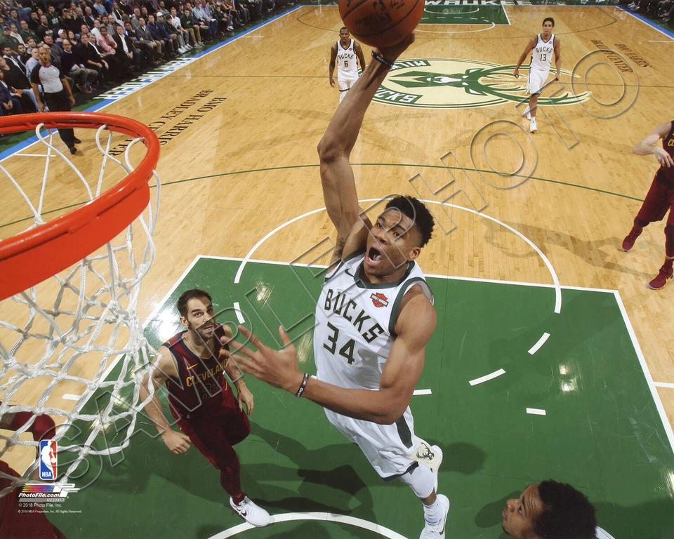 Auténtica foto de acción de la NBA Giannis Antetokounmpo Milwaukee Bucks 8x10 Foto 1 de 1