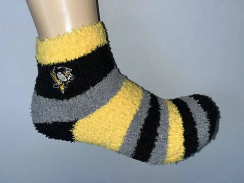 PITTSBURGH PENGUINS NHL TEAM LOGO WOMENS STRIPED SOFT FUZZY ANKLE SOCKS Q Cover
