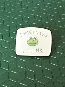 Divertido Pin Esmalte Rana - Regalo Humor Minimalista “Sometimes I Think” 🐸💚 - Imagen 1 de 2