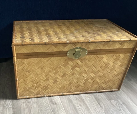 EXQUISITE VINTAGE TRUNK/CHEST/COFFEE TABLE FROM LIBERACE ESTATE Cover